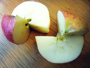 Frutos climatéricos como la manzana, el plátano o la pera también se oxidan con mucha facilidad debido a su tasa de respiración y a sus enzimas internos.