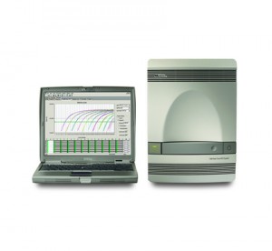 El termociclador de qPCR va unido a un ordenador con un software capaz de recopilar todos los datos que se producen durante la reacción.