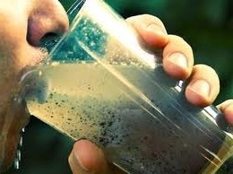 Evitar el agua no potabilizada es una de las principales medidas para evitar el cólera.