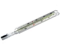 Con el termómetro es la forma más común de medir el aumento de temperatura ocasionado por la fiebre.